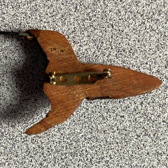 Wooden Carved Hummingbird Brooch Signed M.W - Picture 4 of 6